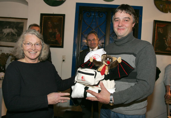Schlossherrin Ula Wolfer überreicht ein Geschenk an den 1999sten Spender